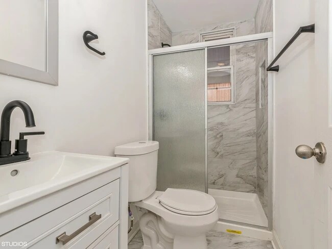 Building Photo - 2102 W Roscoe St