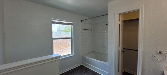 Building Photo - 1426 Ruthven St