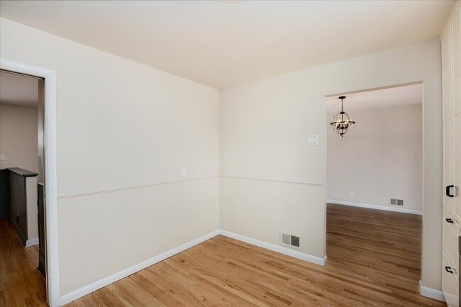 Building Photo - 982 E Briarwood Cir S