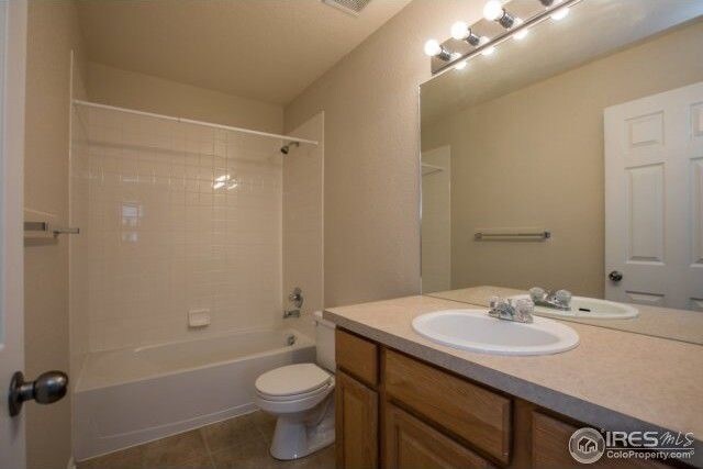 Upstairs 2nd primary suite bath - 5109 Fruited Plains Ln