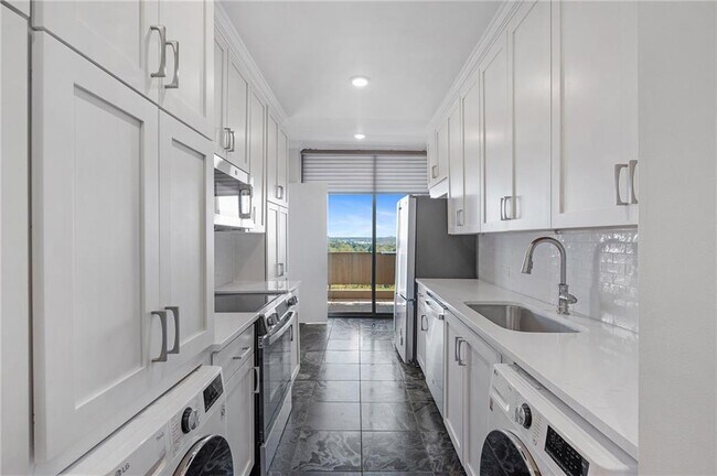 Building Photo - 2575 Peachtree Rd NE