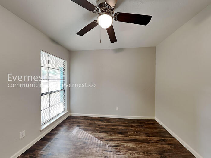 Building Photo - 2117 Newbury Dr