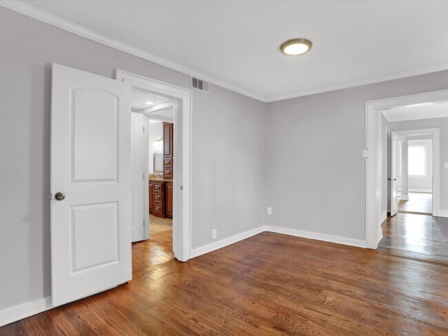 Building Photo - 1840 Manila Ave