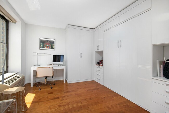 Building Photo - 40 E Delaware Pl