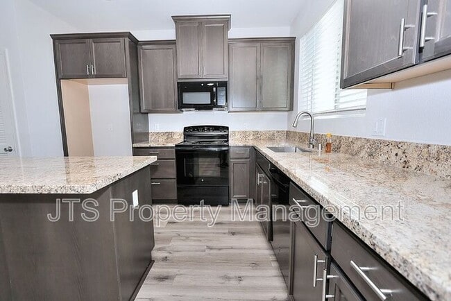 Building Photo - 5 Oak Manor Way