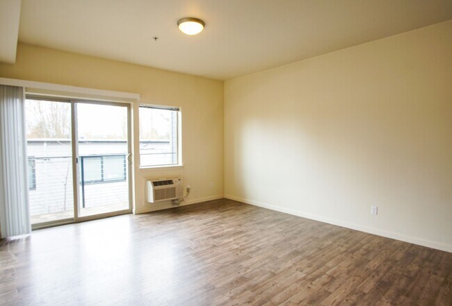 Building Photo - Great 1 Bdr w/Washer/Dryer and Private Balcony!