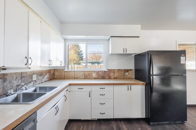 Building Photo - 1609 N Plateau Ave