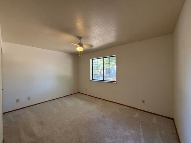 Building Photo - 2 Bedroom 1 Bath Contact Property Pros Property Management