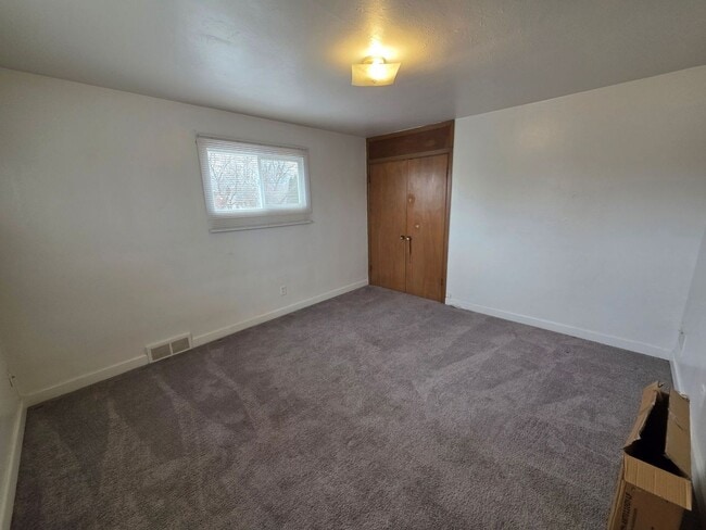 Building Photo - 433-435 S Van Buren Street