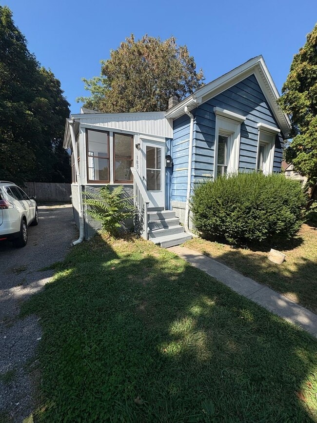Building Photo - Three Bedroom Single Family Home!