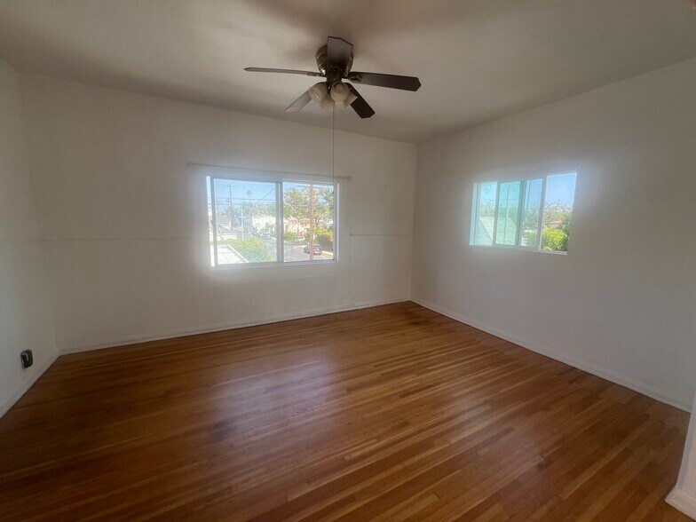 living room - 800 N Mansfield Ave