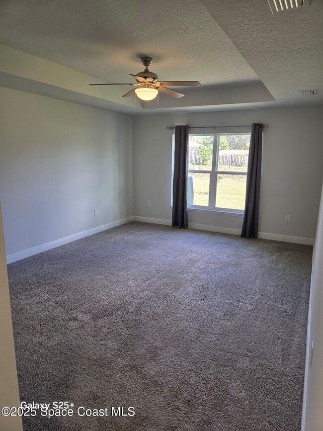 Building Photo - 2437 Hagoplan Ave SW