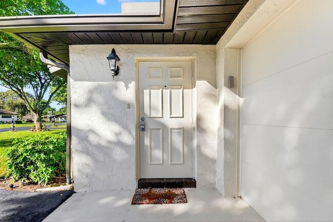 Building Photo - 4866 Dovewood Cir