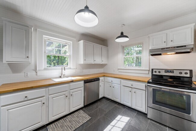 Building Photo - Applications Pending: 3bd/1ba Home Near Durham's Lakewood Neighborhood!