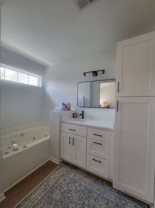 Building Photo - Beautifully Updated Townhouse in Sought-Af...