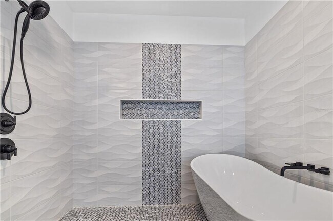 Building Photo - 2727 W Chestnut St