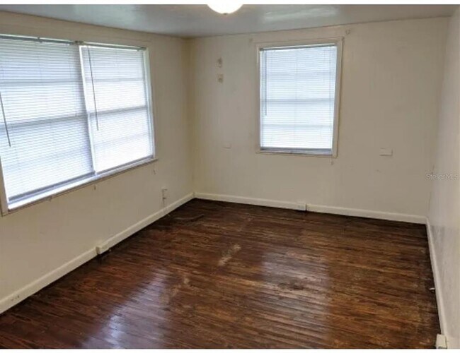 Building Photo - 321 W Hunt Ave