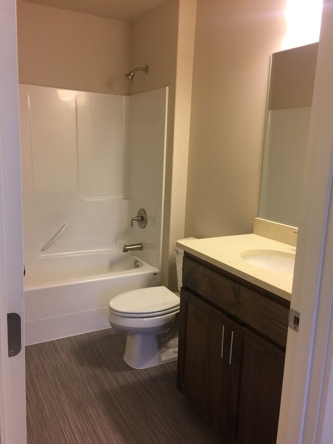 Building Photo - SE Bend, LIKE NEW Townhouse, 3 Bedrooms, 2 1/2 Baths, Garage, Gas Heat, Patio