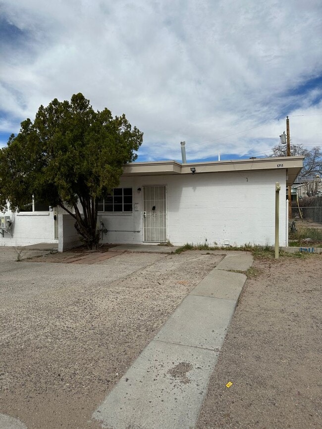 Primary Photo - Great 1 Bed 1 Bath located near NMSU