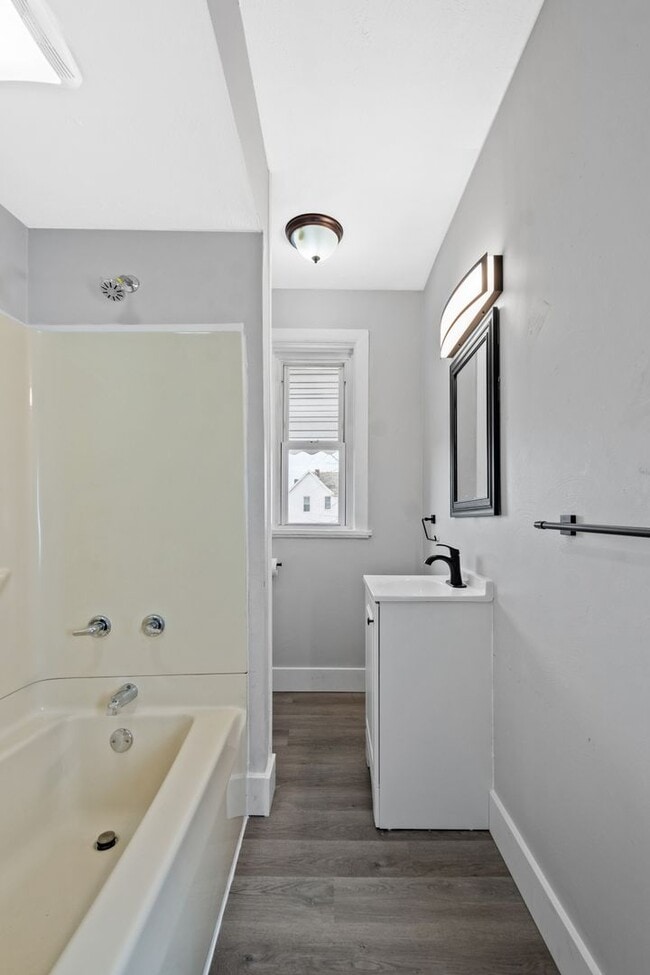 Building Photo - SCORE 50% OFF 1ST MONTH'S RENT IF SIGNED BY DEC 19! Fresh 2 bedroom home in Myer Park available now!