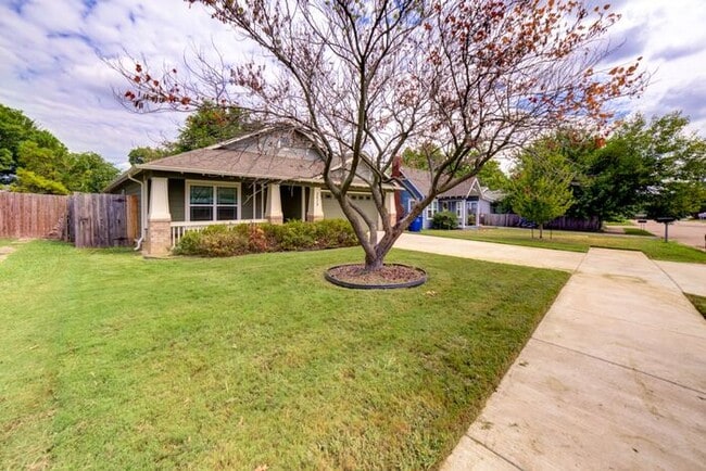 Building Photo - Cutest 3/2/2 Craftsman Style Home!