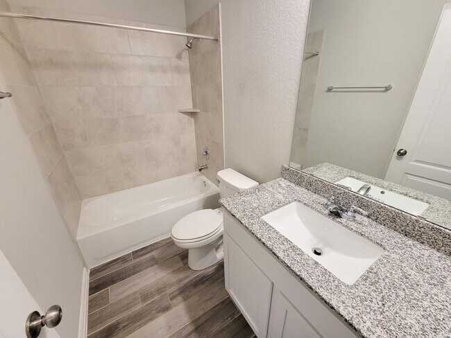 Building Photo - Quiet Cul De Sac! Tray Ceiling in Family & Primary suite. Wood Like Tile, Modern Gray Walls, Grea...