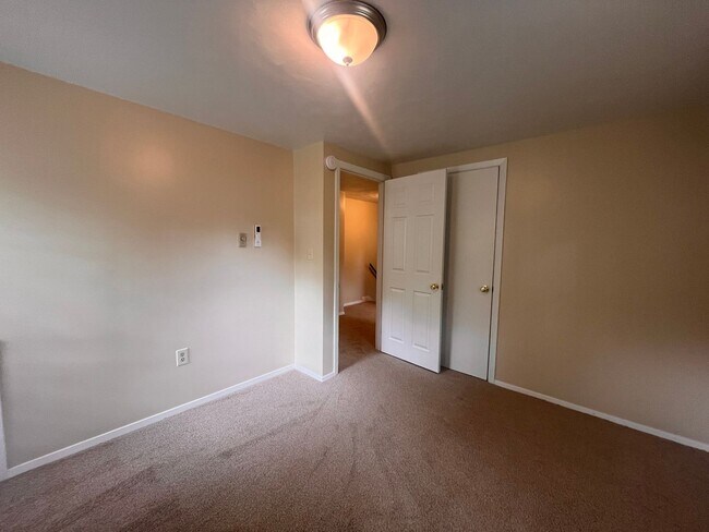 Building Photo - Remodeled Townhome Blocks from Penn State!