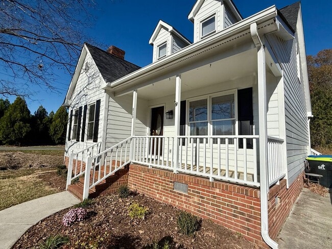 Building Photo - Three bedroom, 2 bath house in Elon