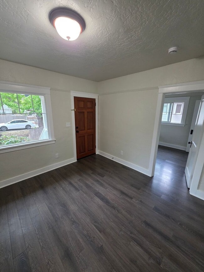 Building Photo - Charming home on quaint cul-de-sac!