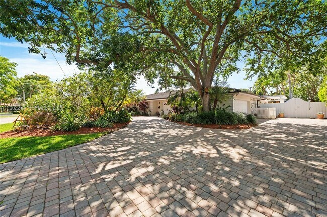 Building Photo - 10740 SW 74th Ct