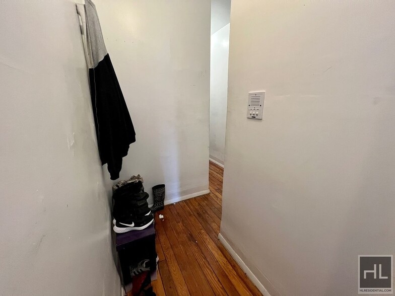 Building Photo - 2BR 1BA Next To Maria Hernandez Park
