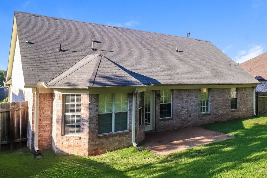 Building Photo - 305 Village Dr