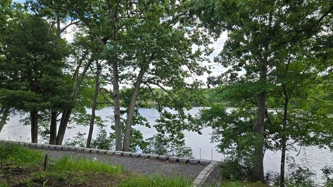 Building Photo - 113 Oak Ridge Dr
