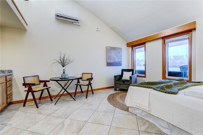 Building Photo - 2654 Whalen Rd