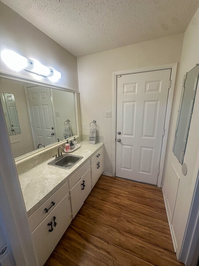 Building Photo - 81 Family Cir