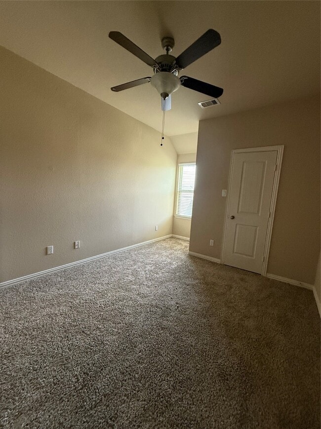 Building Photo - 667 Oak Cir Dr E