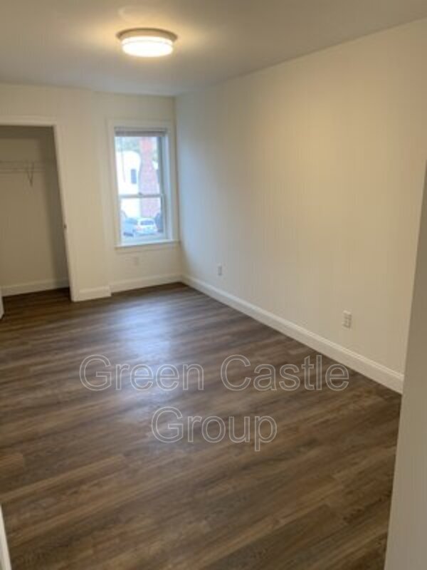 Building Photo - 308 Main St