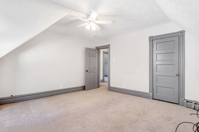 Building Photo - Renovated 5 Bedroom 2.5 Bathroom Apartment...