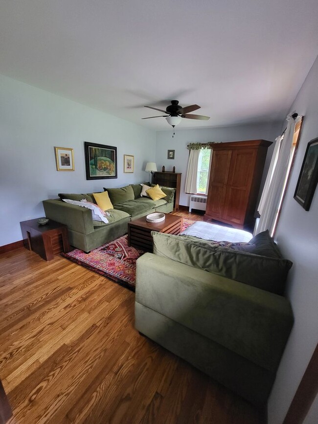 Building Photo - Cozy & Bright 2-Bedroom Home in Middlefield