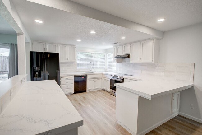 Building Photo - 259 Silver Star Ct