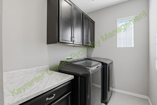 Building Photo - Charming 3-bed/3bath Gilbert Corner Lot Ho...