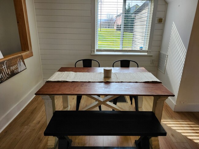 Building Photo - Large 4 BR, 2 Bath Country Home and Workshop