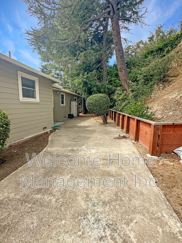 Building Photo - 1228 Sandelin Ave
