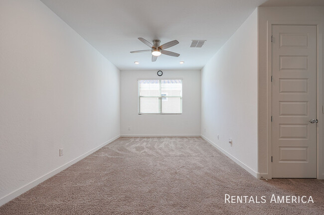 Building Photo - SPACIOUS 3BR/3.5BA IN HORIZON