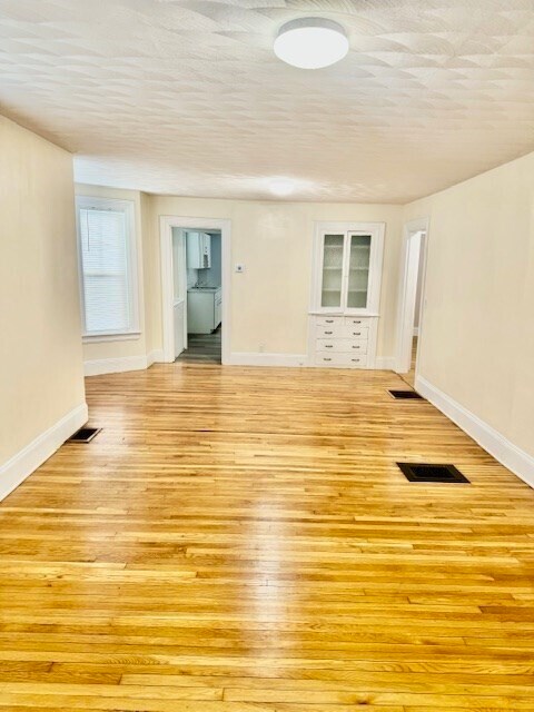 Building Photo - 8 Oneida St