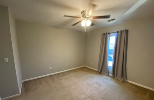 Building Photo - Great Location with a River View!