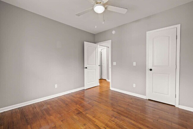 Building Photo - Renovated 3 Bed • 1.5 Bath Upstairs Unit -...