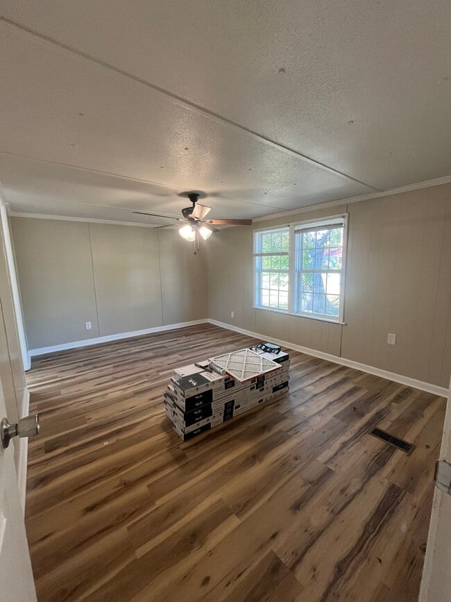 Building Photo - 3 Bed/2 Bath Mobile Home