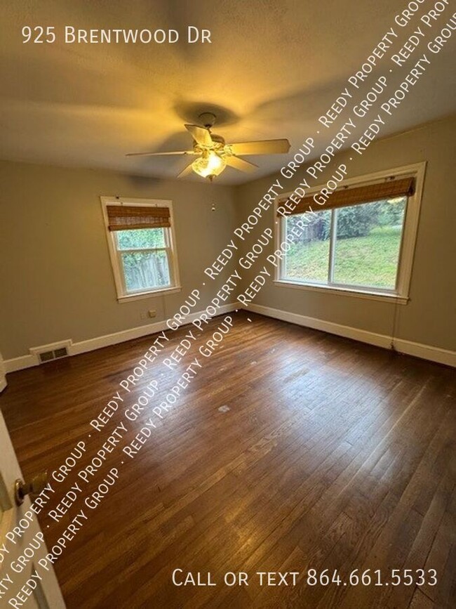 Building Photo - 925 Brentwood Dr