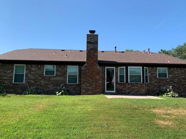 Building Photo - This super cute home features a beautiful ...